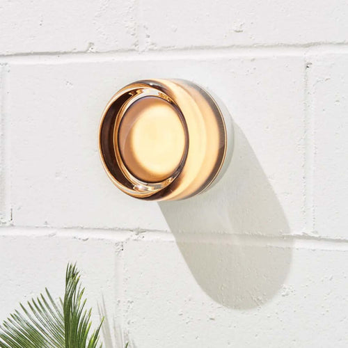 Luminária de parede sofisticada com iluminação suave e relevo artístico contemporâneo. Âmbar