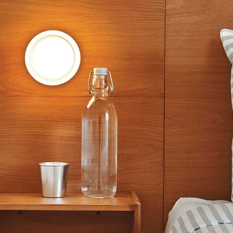 Luminária de parede sofisticada com iluminação suave e relevo artístico contemporâneo. Branco
