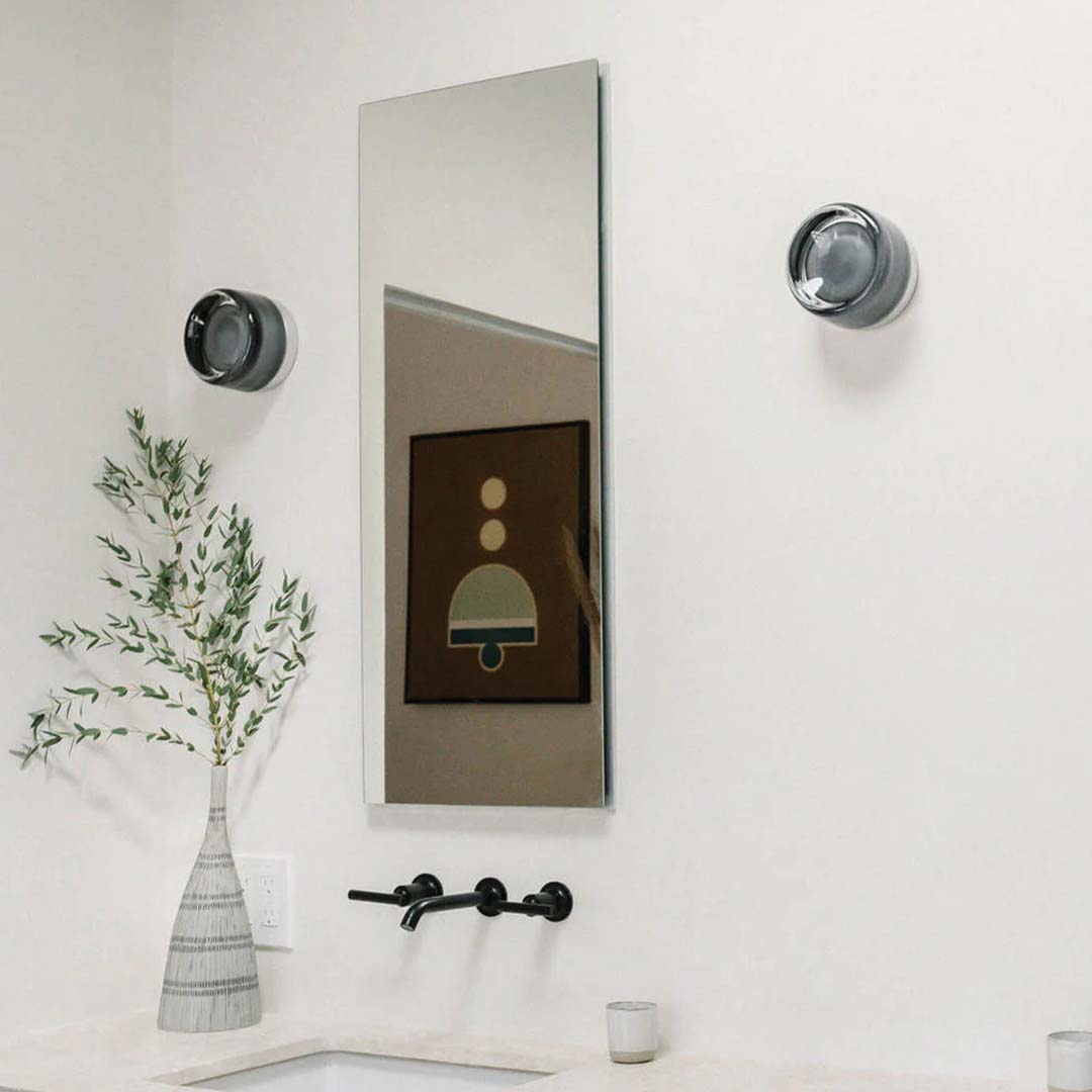 Luminária de parede sofisticada com iluminação suave e relevo artístico contemporâneo.
