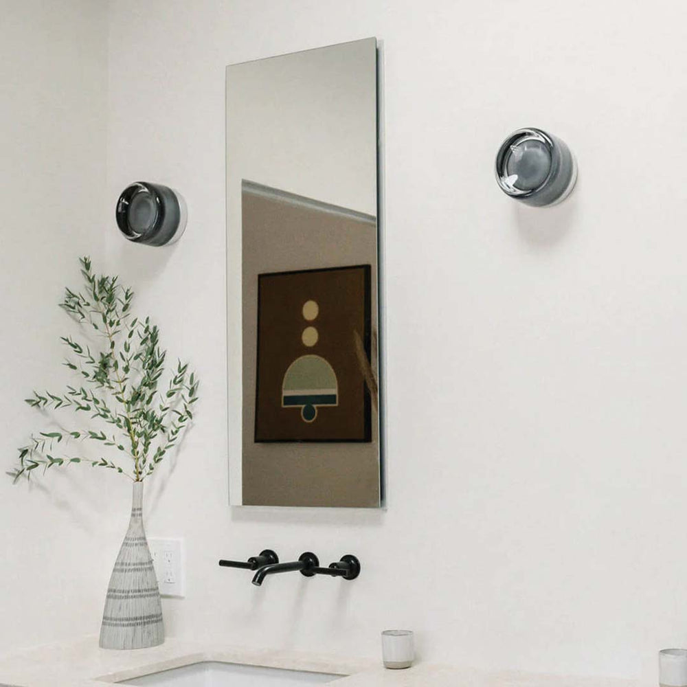 Luminária de parede sofisticada com iluminação suave e relevo artístico contemporâneo.