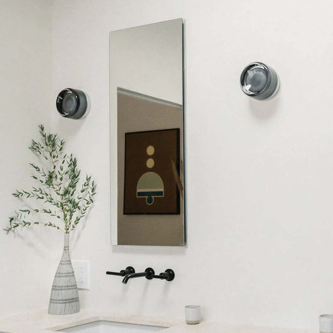 Luminária de parede sofisticada com iluminação suave e relevo artístico contemporâneo.
