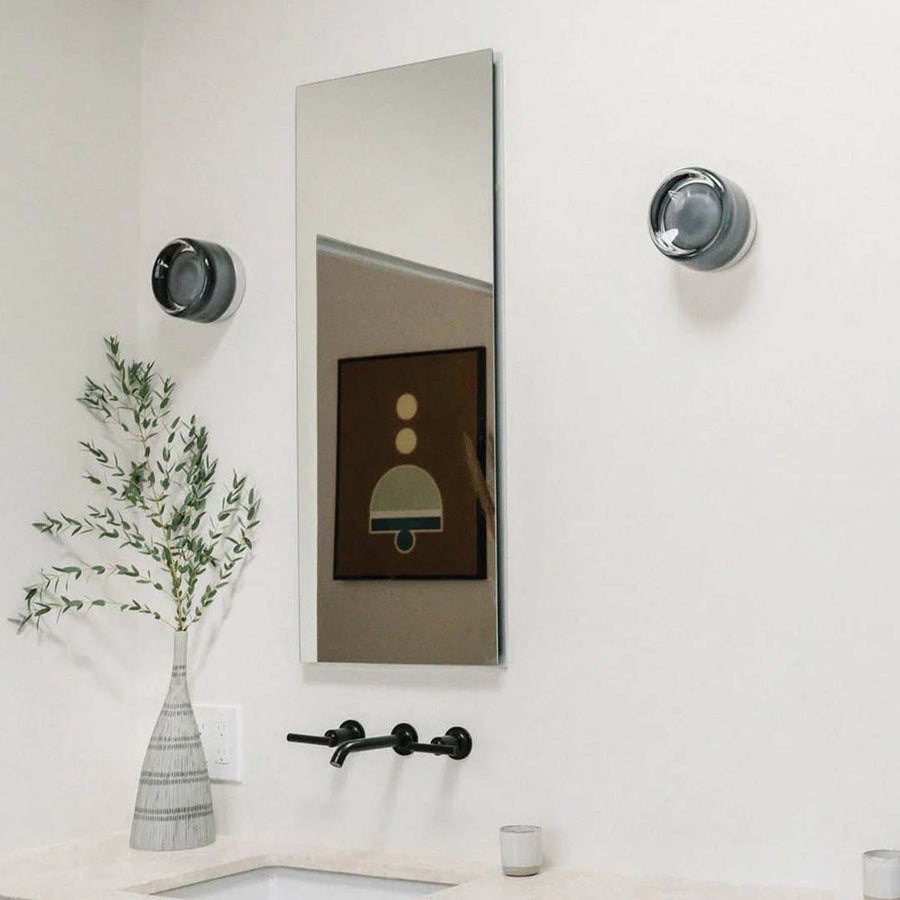 Luminária de parede sofisticada com iluminação suave e relevo artístico contemporâneo.