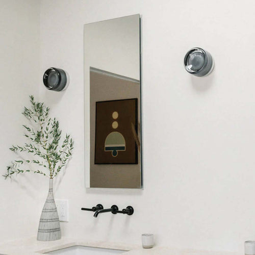 Luminária de parede sofisticada com iluminação suave e relevo artístico contemporâneo.