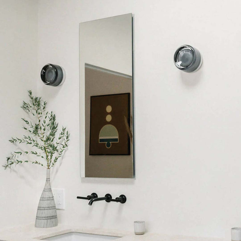 Luminária de parede sofisticada com iluminação suave e relevo artístico contemporâneo.