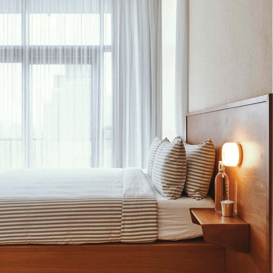 Luminária de parede sofisticada com iluminação suave e relevo artístico contemporâneo.