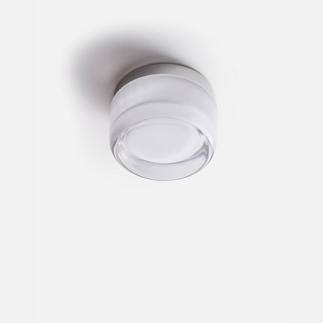 Luminária de parede sofisticada com iluminação suave e relevo artístico contemporâneo.