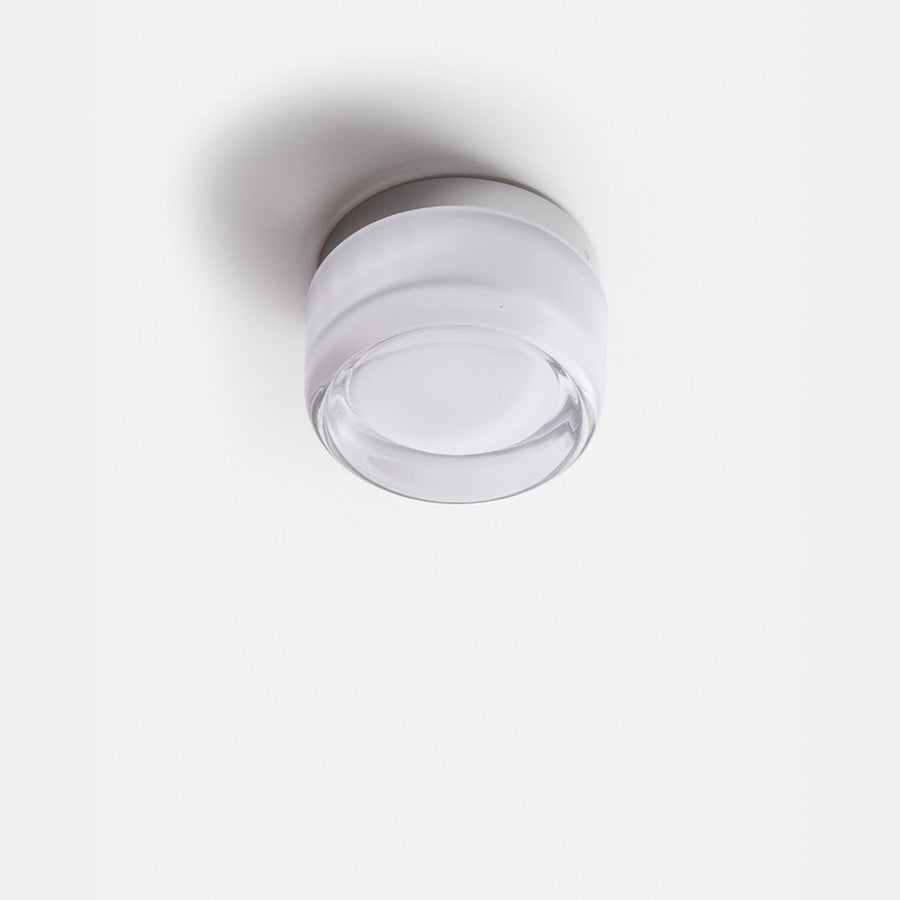 Luminária de parede sofisticada com iluminação suave e relevo artístico contemporâneo.