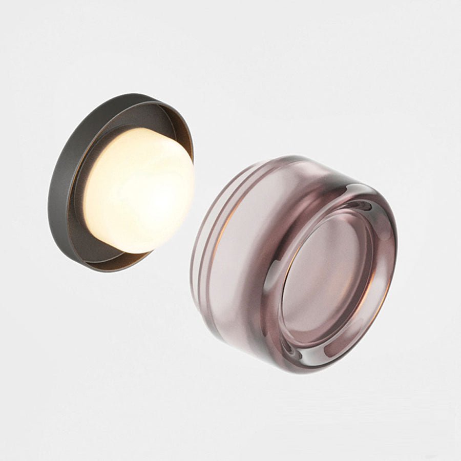 Luminária de parede sofisticada com iluminação suave e relevo artístico contemporâneo.