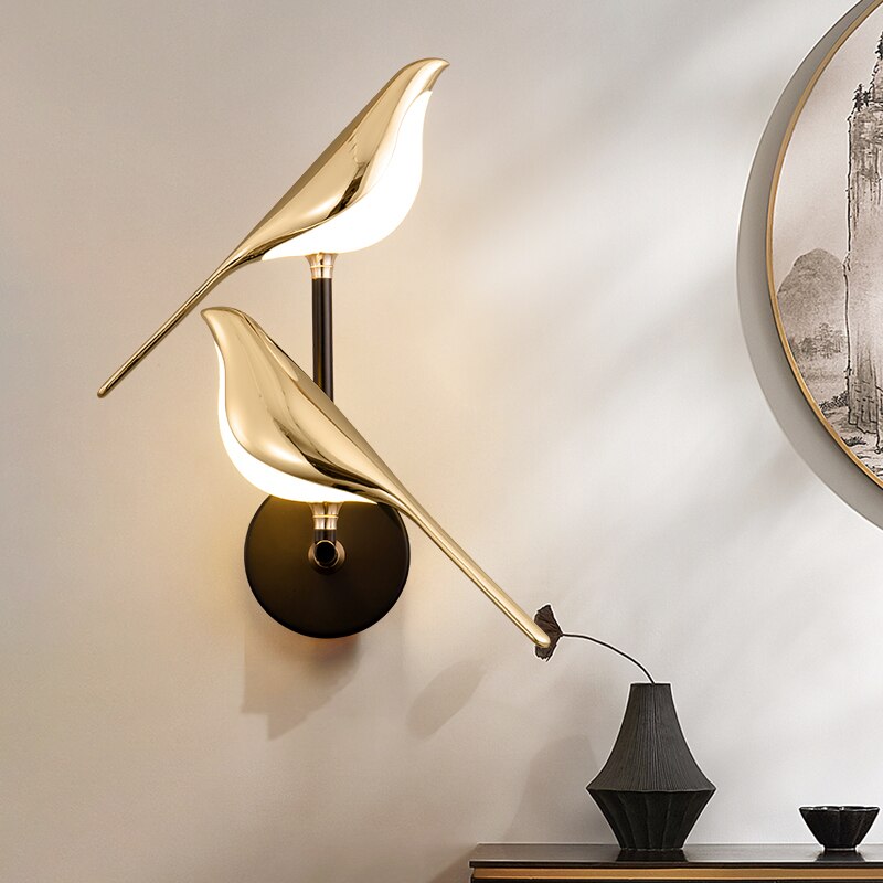 Luminária de parede sofisticada em forma de pássaros, com iluminação suave e design contemporâneo que transforma ambientes. Luminária de parede com 2 pássaros