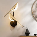 Luminária de parede sofisticada em forma de pássaros, com iluminação suave e design contemporâneo que transforma ambientes. Luminária de parede com 2 pássaros
