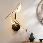Luminária de parede sofisticada em forma de pássaros, com iluminação suave e design contemporâneo que transforma ambientes. Luminária de parede com 2 pássaros