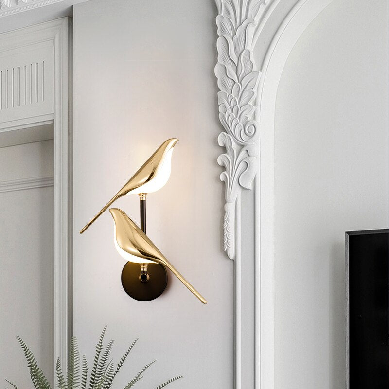 Luminária de parede sofisticada em forma de pássaros, com iluminação suave e design contemporâneo que transforma ambientes.