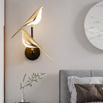 Luminária de parede sofisticada em forma de pássaros, com iluminação suave e design contemporâneo que transforma ambientes.