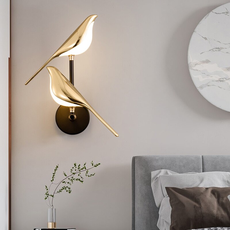 Luminária de parede sofisticada em forma de pássaros, com iluminação suave e design contemporâneo que transforma ambientes.