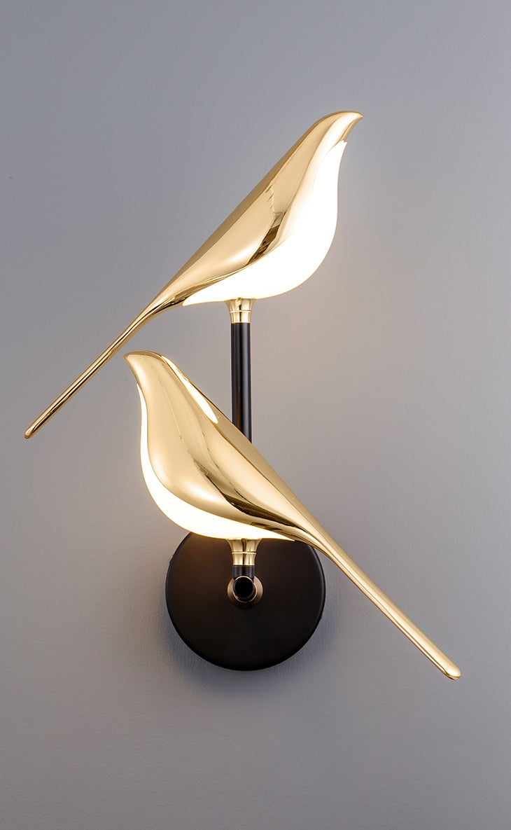 Luminária de parede sofisticada em forma de pássaros, com iluminação suave e design contemporâneo que transforma ambientes.