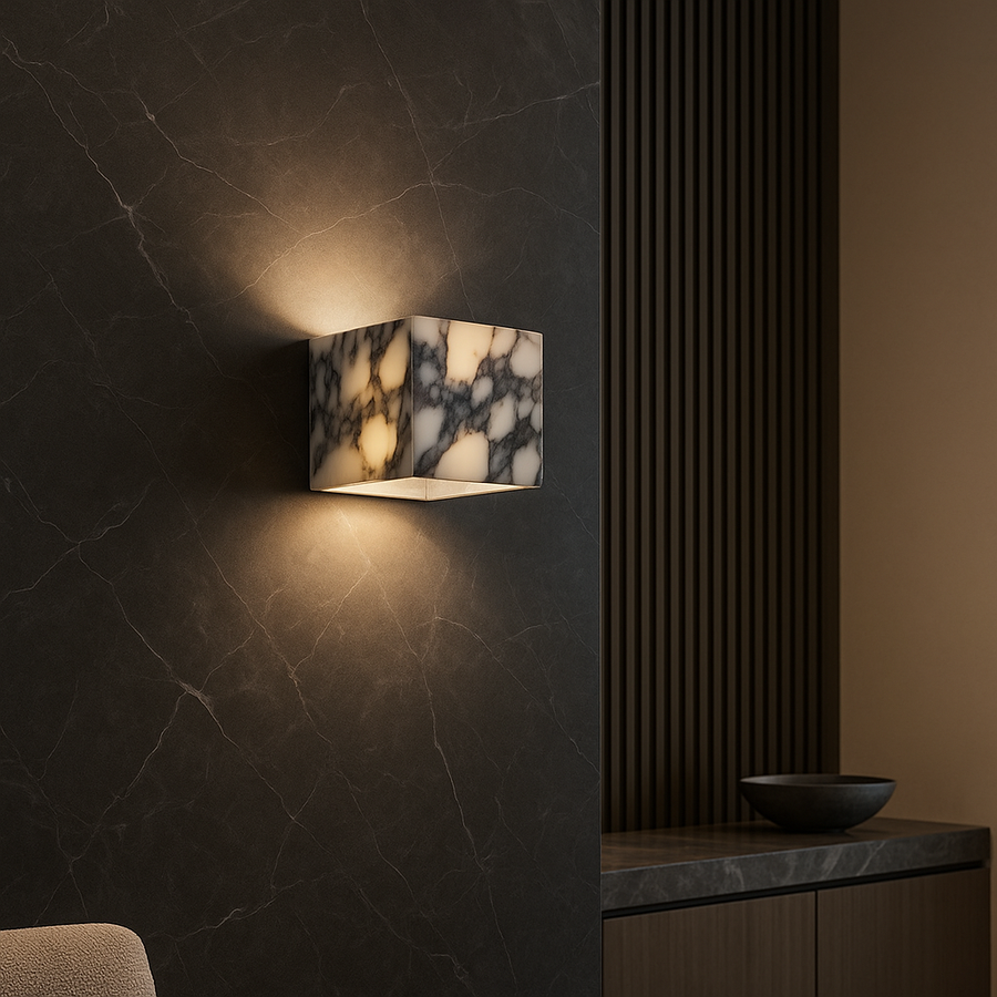 Luminária de parede sofisticada em mármore polido, ideal para iluminar ambientes modernos com um toque de elegância atemporal. Quadrado