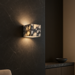 Luminária de parede sofisticada em mármore polido, ideal para iluminar ambientes modernos com um toque de elegância atemporal. Quadrado