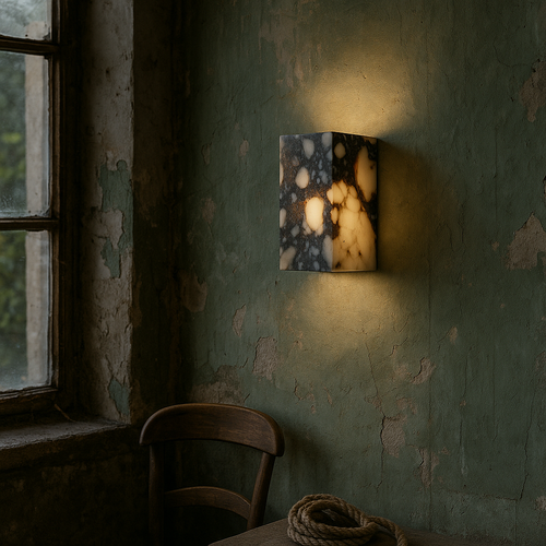 Luminária de parede sofisticada em mármore polido, ideal para iluminar ambientes modernos com um toque de elegância atemporal. Retângulo