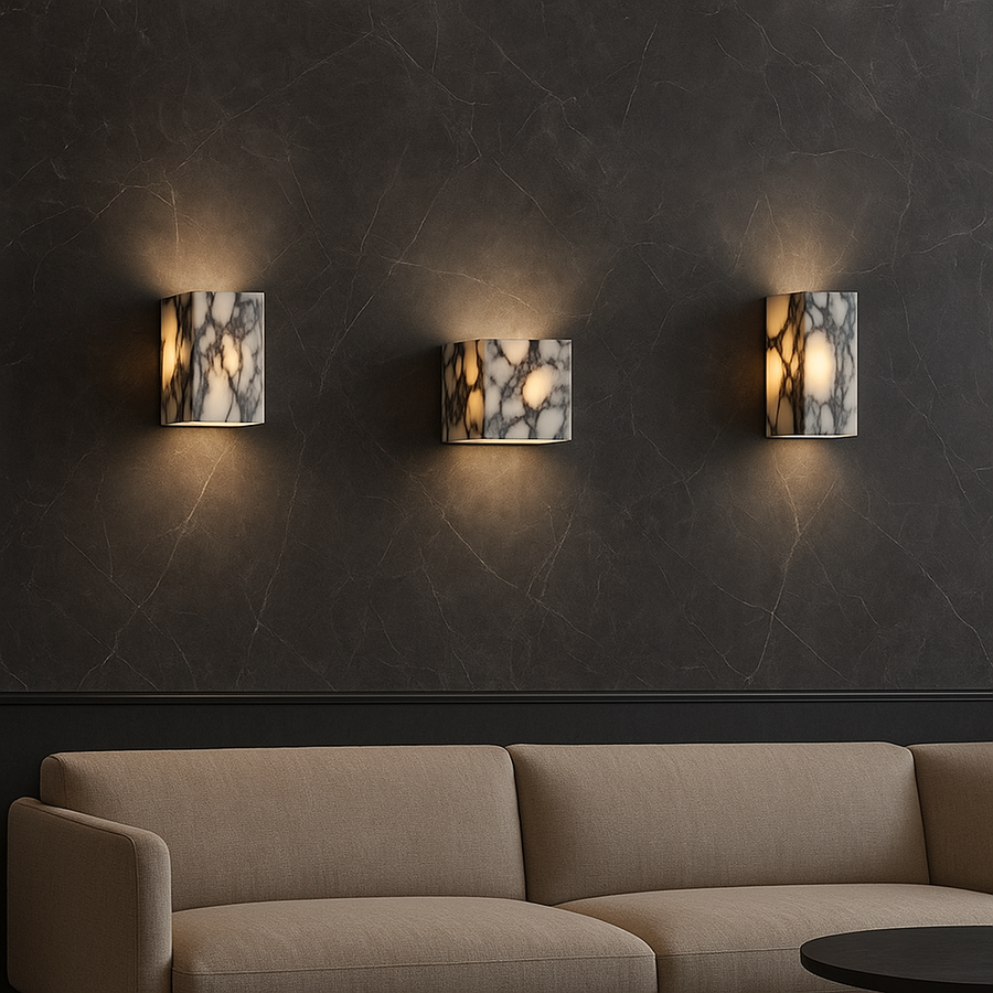 Luminária de parede sofisticada em mármore polido, ideal para iluminar ambientes modernos com um toque de elegância atemporal.