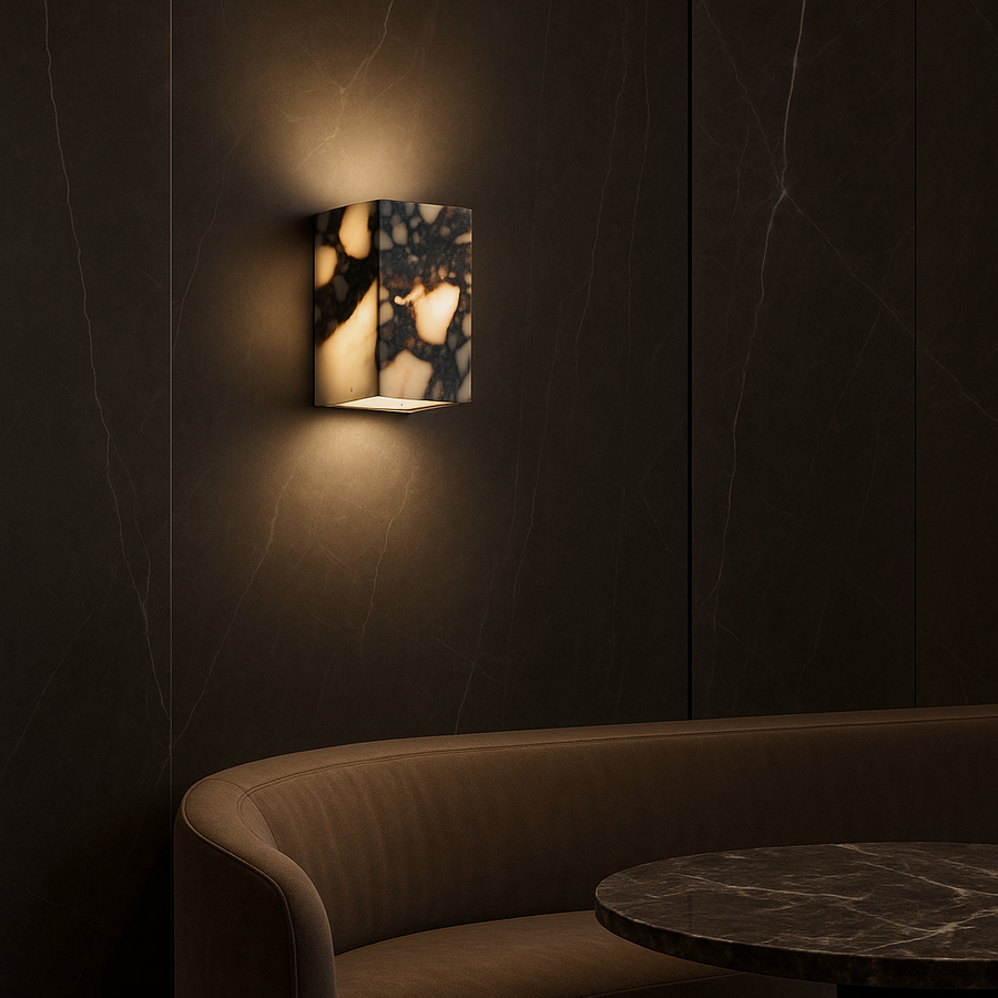 Luminária de parede sofisticada em mármore polido, ideal para iluminar ambientes modernos com um toque de elegância atemporal.