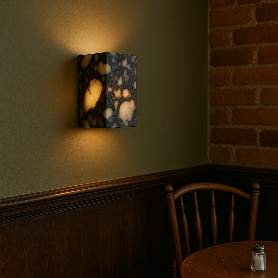 Luminária de parede sofisticada em mármore polido, ideal para iluminar ambientes modernos com um toque de elegância atemporal.