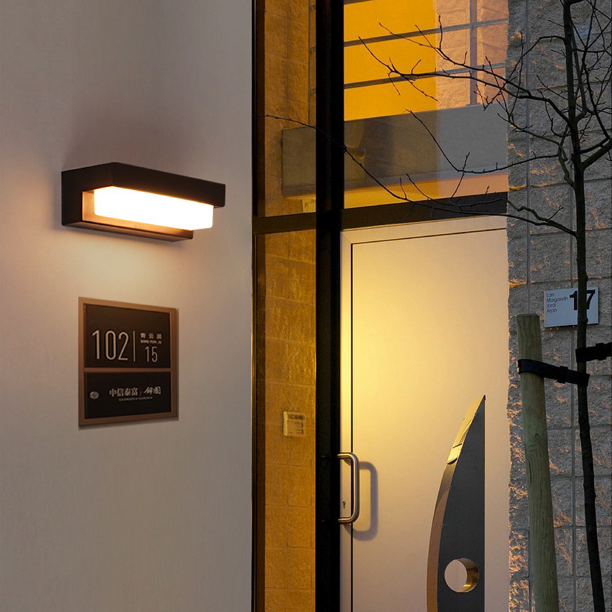 Luminária de parede solar TerraLux | Iluminação sofisticada com design contemporâneo em acabamento metálico.