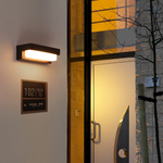Luminária de parede solar TerraLux | Iluminação sofisticada com design contemporâneo em acabamento metálico.