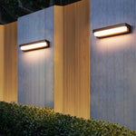Luminária de parede solar TerraLux | Iluminação sofisticada com design contemporâneo em acabamento metálico.