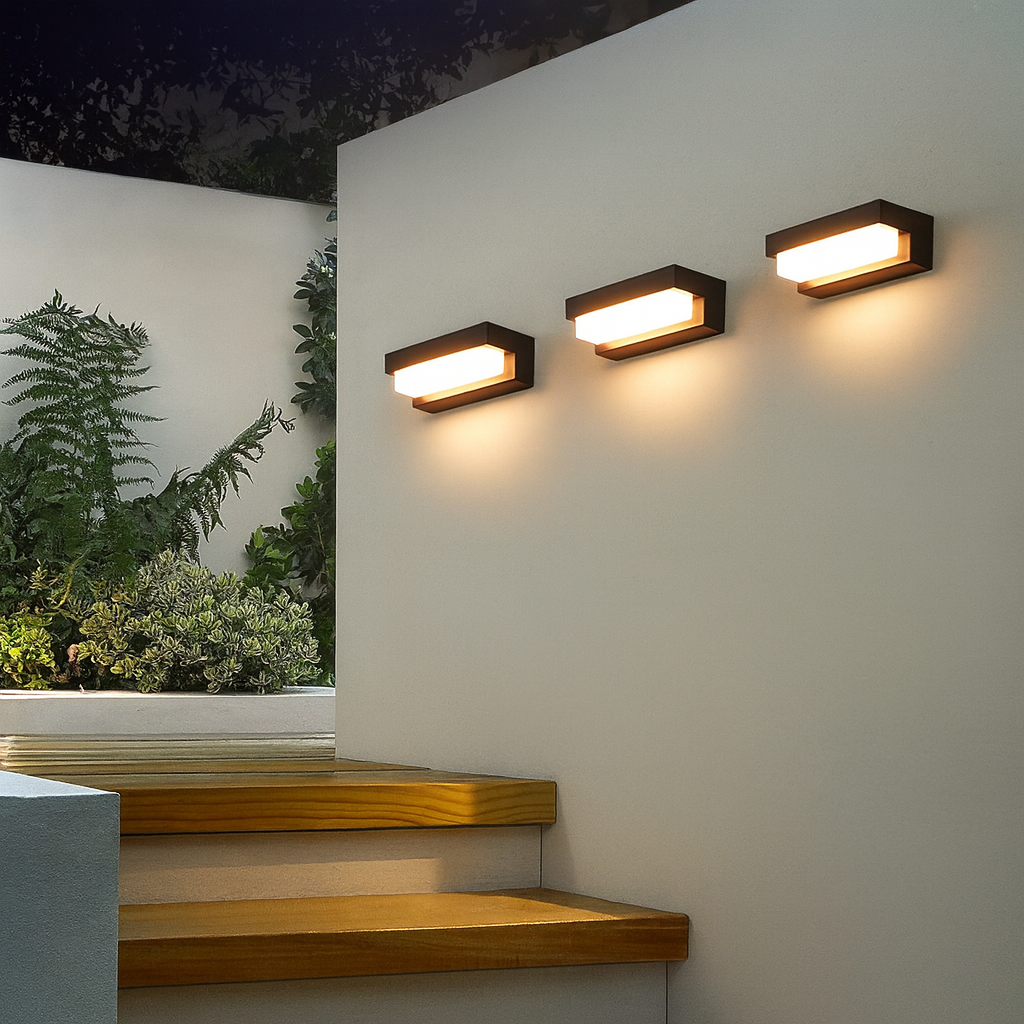 Luminária de parede solar TerraLux | Iluminação sofisticada com design contemporâneo em acabamento metálico.