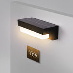 Luminária de parede solar TerraLux | Iluminação sofisticada com design contemporâneo em acabamento metálico.