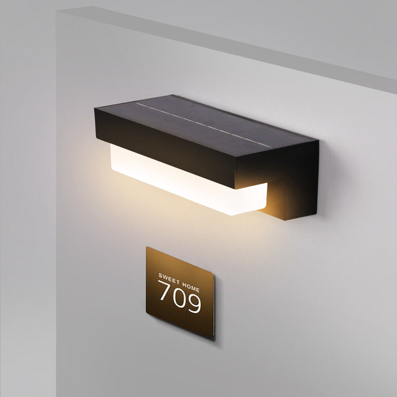 Luminária de parede solar TerraLux | Iluminação sofisticada com design contemporâneo em acabamento metálico.