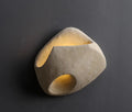Luminária de parede suave e orgânica, com design inspirado na filosofia Wabi-sabi, que traz uma atmosfera de serenidade e beleza imperfeita ao seu espaço. Branco (estilo 2) 19cm