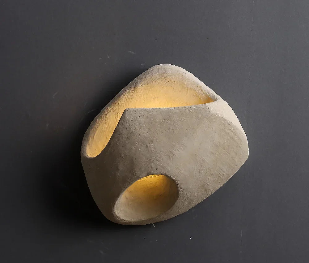 Luminária de parede suave e orgânica, com design inspirado na filosofia Wabi-sabi, que traz uma atmosfera de serenidade e beleza imperfeita ao seu espaço. Branco (estilo 2) 19cm