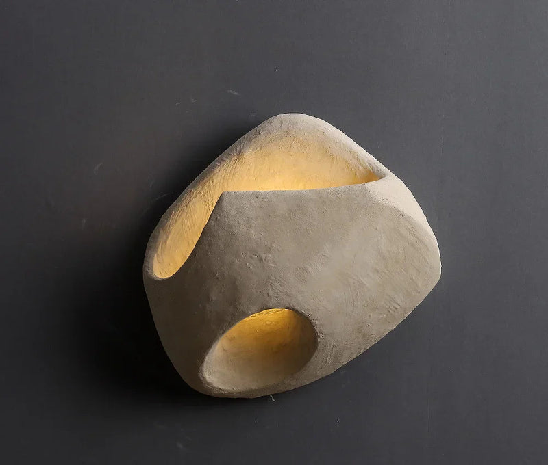Luminária de parede suave e orgânica, com design inspirado na filosofia Wabi-sabi, que traz uma atmosfera de serenidade e beleza imperfeita ao seu espaço. Branco (estilo 2) 19cm