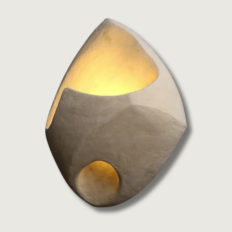 Luminária de parede suave e orgânica, com design inspirado na filosofia Wabi-sabi, que traz uma atmosfera de serenidade e beleza imperfeita ao seu espaço.