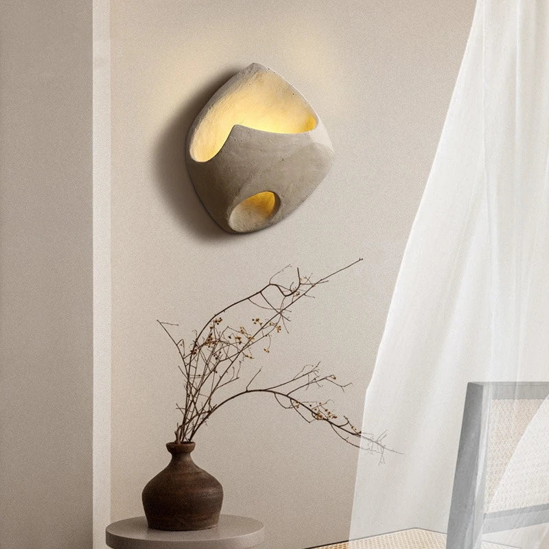 Luminária de parede suave e orgânica, com design inspirado na filosofia Wabi-sabi, que traz uma atmosfera de serenidade e beleza imperfeita ao seu espaço.