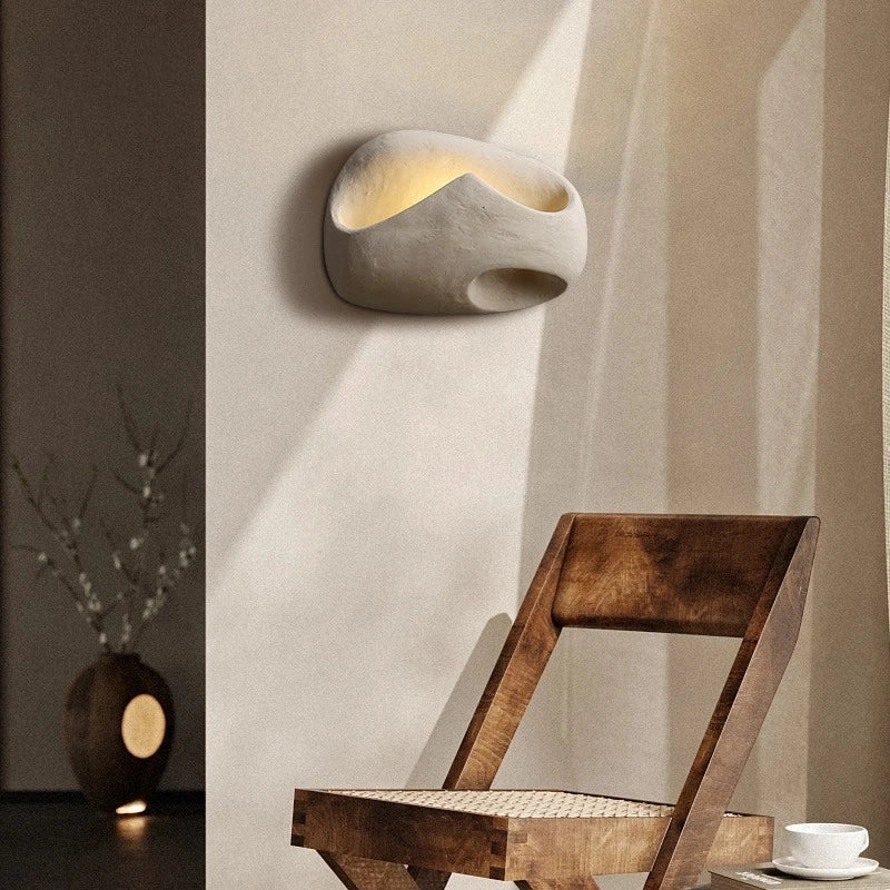 Luminária de parede suave e orgânica, com design inspirado na filosofia Wabi-sabi, que traz uma atmosfera de serenidade e beleza imperfeita ao seu espaço. Branco (estilo 3) 21cm