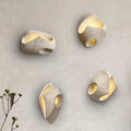 Luminária de parede suave e orgânica, com design inspirado na filosofia Wabi-sabi, que traz uma atmosfera de serenidade e beleza imperfeita ao seu espaço.