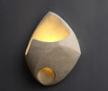 Luminária de parede suave e orgânica, com design inspirado na filosofia Wabi-sabi, que traz uma atmosfera de serenidade e beleza imperfeita ao seu espaço. Branco (estilo 4) 22cm