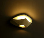 Luminária de parede suave e orgânica, com design inspirado na filosofia Wabi-sabi, que traz uma atmosfera de serenidade e beleza imperfeita ao seu espaço.