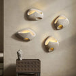 Luminária de parede suave e orgânica, com design inspirado na filosofia Wabi-sabi, que traz uma atmosfera de serenidade e beleza imperfeita ao seu espaço.