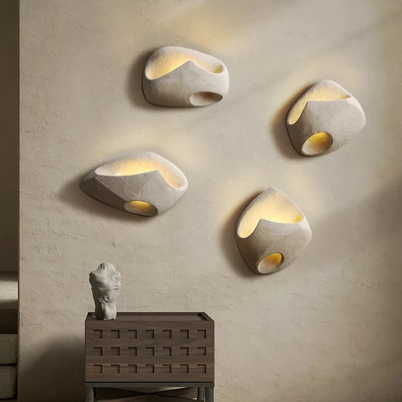 Luminária de parede suave e orgânica, com design inspirado na filosofia Wabi-sabi, que traz uma atmosfera de serenidade e beleza imperfeita ao seu espaço. Branco (estilo 1)