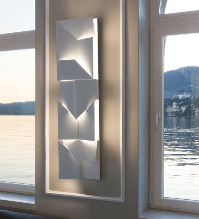 Luminária de parede tridimensional com iluminação suave e design contemporâneo para criar ambientes deslumbrantes. Comprimento 30 x Altura 120cm x Largura 9cm