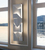 Luminária de parede tridimensional com iluminação suave e design contemporâneo para criar ambientes deslumbrantes. Comprimento 30 x Altura 120cm x Largura 9cm