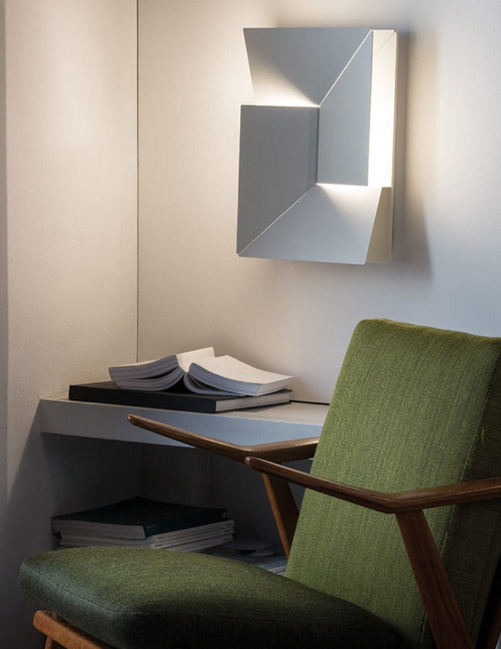 Luminária de parede tridimensional com iluminação suave e design contemporâneo para criar ambientes deslumbrantes. Comprimento 60 x Altura 60cm x Largura 9cm