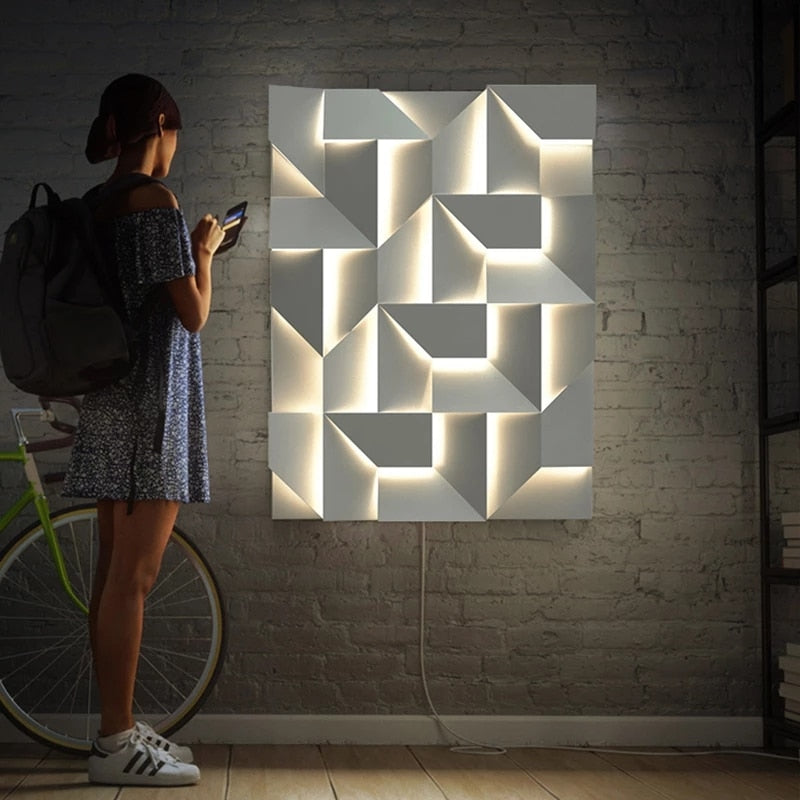Luminária de parede tridimensional com iluminação suave e design contemporâneo para criar ambientes deslumbrantes. Comprimento 75 x Altura 110cm x Largura 9cm