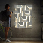 Luminária de parede tridimensional com iluminação suave e design contemporâneo para criar ambientes deslumbrantes. Comprimento 75 x Altura 110cm x Largura 9cm