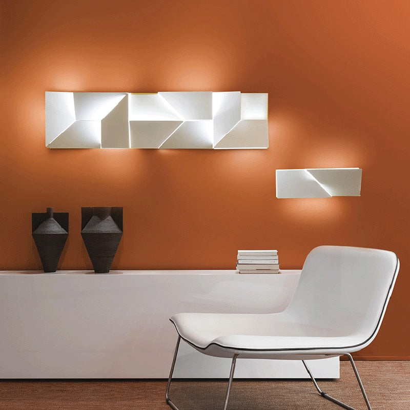 Luminária de parede tridimensional com iluminação suave e design contemporâneo para criar ambientes deslumbrantes.