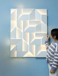 Luminária de parede tridimensional com iluminação suave e design contemporâneo para criar ambientes deslumbrantes.