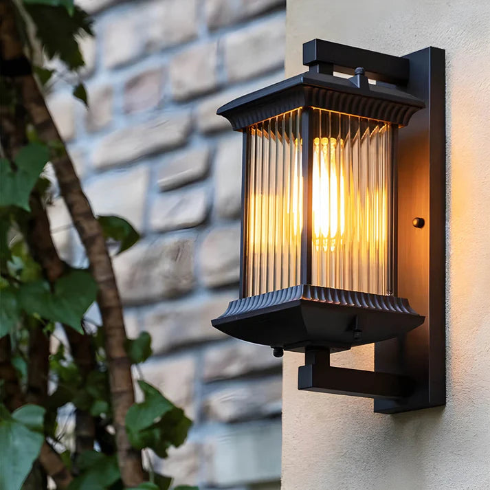 Luminária de parede vintage de exterior com iluminação suave e design clássico inspirado na iluminação dos antigos cafés europeus. Padrão